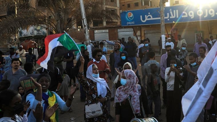 Sudan frees medics held in cra