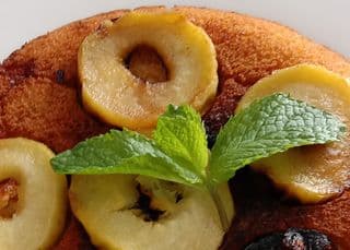 Apple cinnamon skillet cake