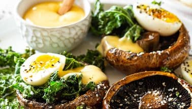 Breakfast portabella mushrooms with soft eggs, crispy kale & hollandaise sauce