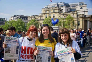 Olivia Holtman, Heather Walker (editor) and Valesca Leven hand out newspapers to the voters. Photo by Katia Frank.